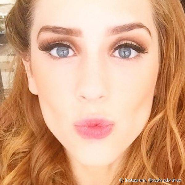 Olhos em degradê, com delineador preto e cílios super alongados foram a escolha de Sophia Abrahão em uma selfie postada em seu Instagram